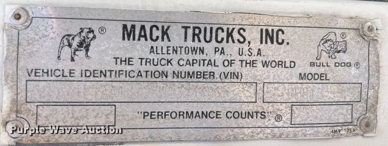 image for item JQ9737 2000 Mack CH613  semi truck