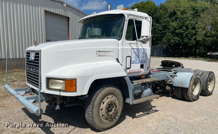 image for item JQ9738 1999 Mack CH613  semi truck