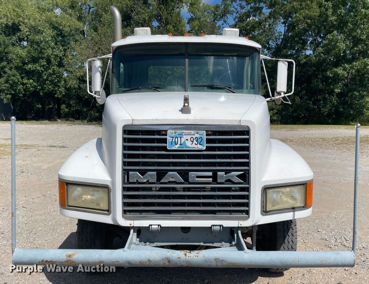 image for item JQ9738 1999 Mack CH613  semi truck