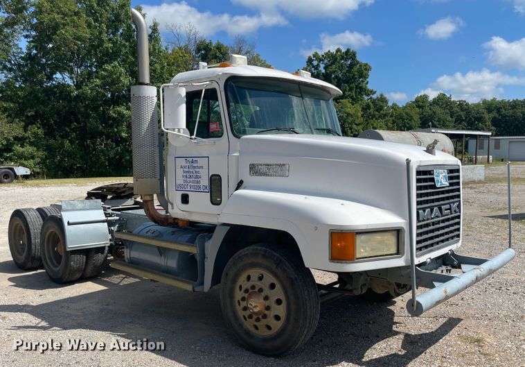 image for item JQ9738 1999 Mack CH613  semi truck