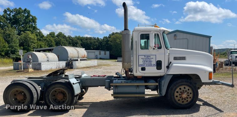 image for item JQ9738 1999 Mack CH613  semi truck