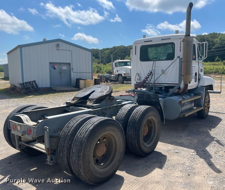 image for item JQ9738 1999 Mack CH613  semi truck