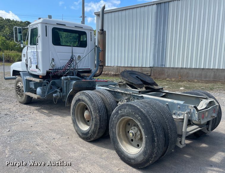 image for item JQ9738 1999 Mack CH613  semi truck