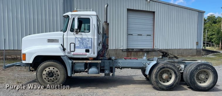 image for item JQ9738 1999 Mack CH613  semi truck
