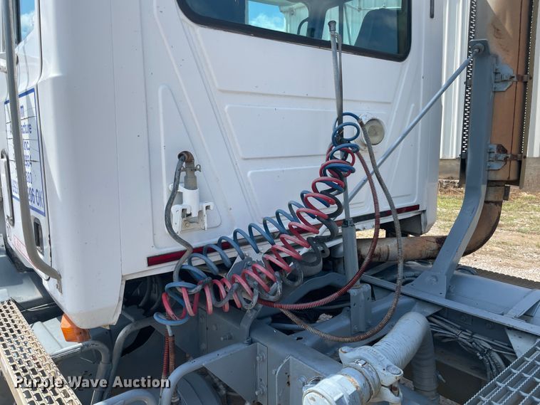 image for item JQ9738 1999 Mack CH613  semi truck