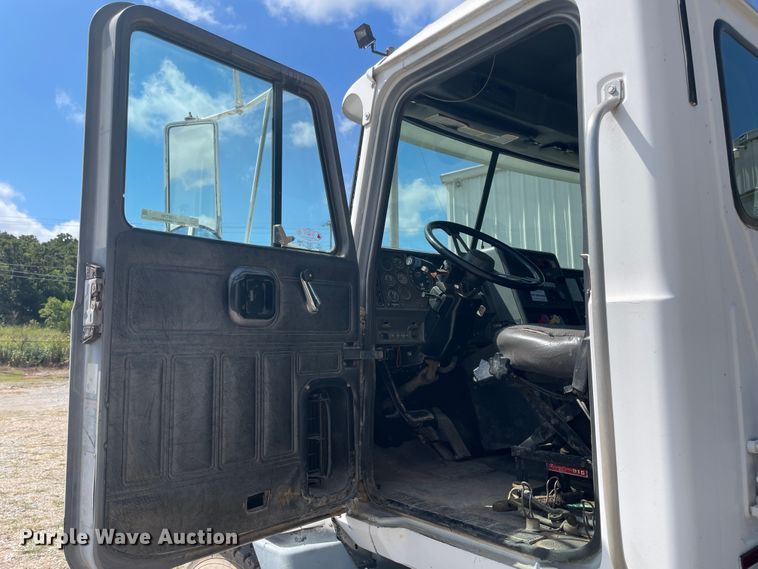 image for item JQ9738 1999 Mack CH613  semi truck