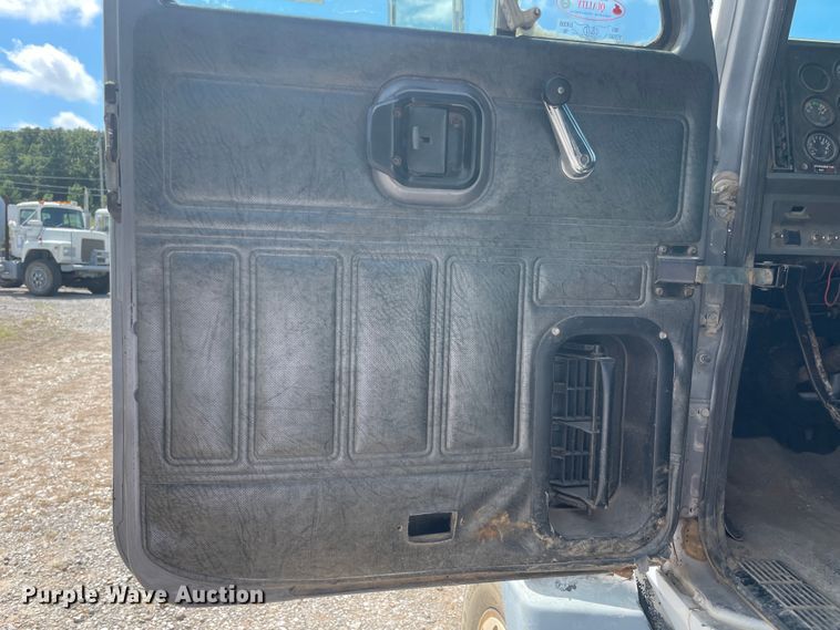 image for item JQ9738 1999 Mack CH613  semi truck