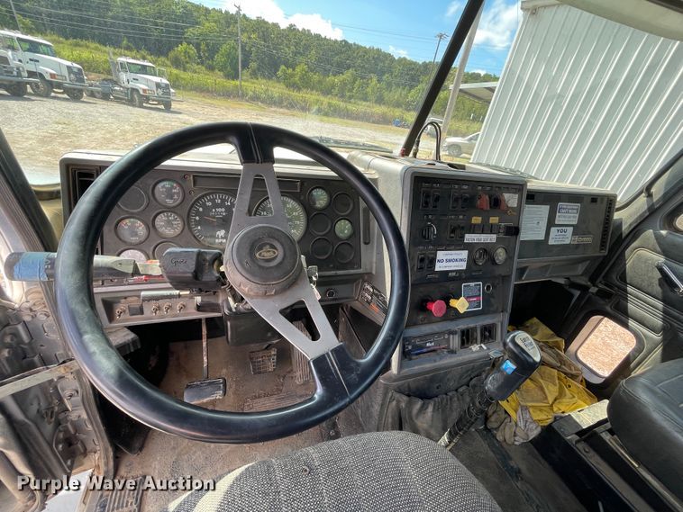 image for item JQ9738 1999 Mack CH613  semi truck