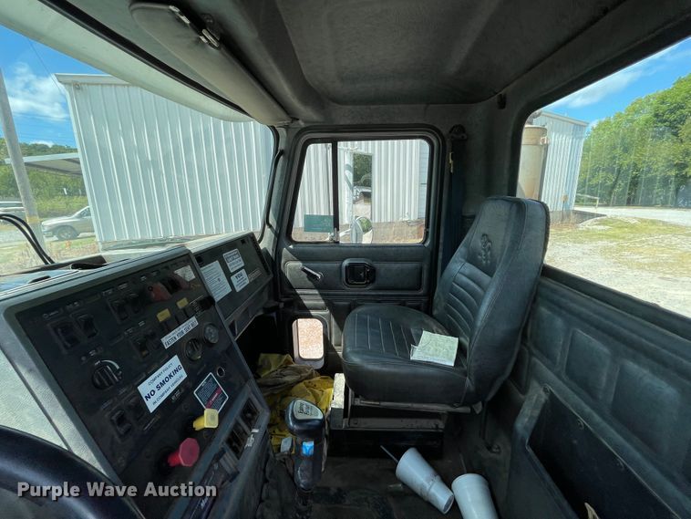 image for item JQ9738 1999 Mack CH613  semi truck