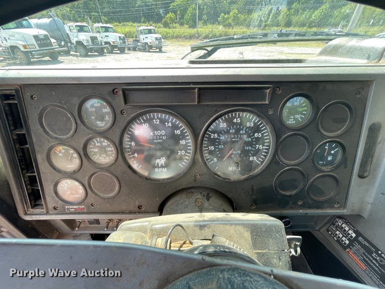 image for item JQ9738 1999 Mack CH613  semi truck