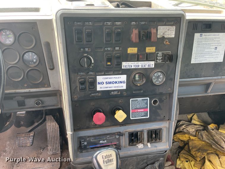 image for item JQ9738 1999 Mack CH613  semi truck