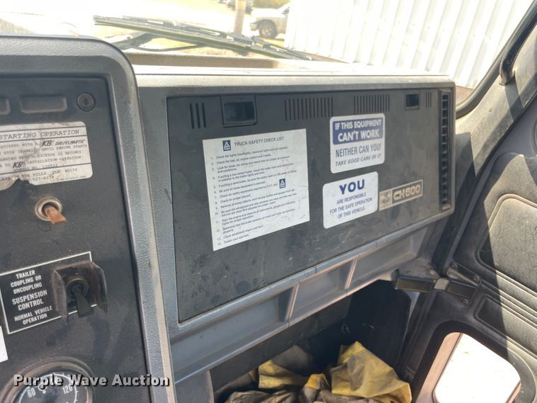 image for item JQ9738 1999 Mack CH613  semi truck