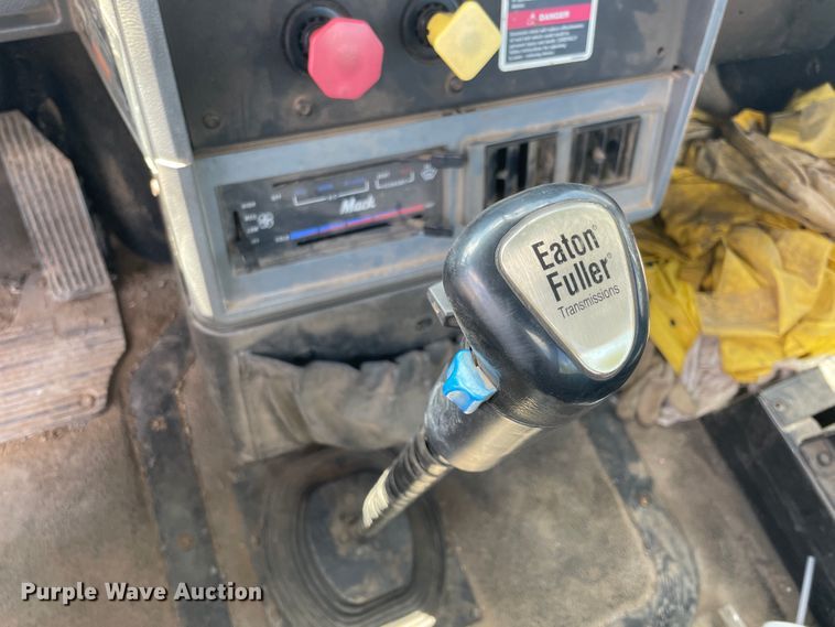 image for item JQ9738 1999 Mack CH613  semi truck