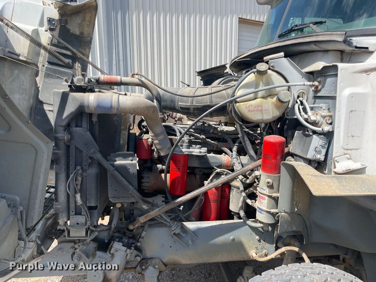 image for item JQ9738 1999 Mack CH613  semi truck