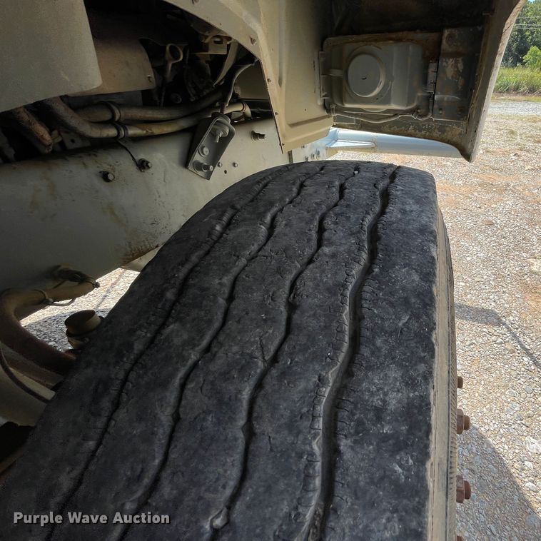 image for item JQ9738 1999 Mack CH613  semi truck