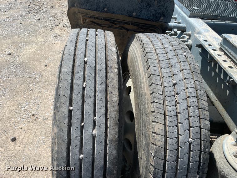 image for item JQ9738 1999 Mack CH613  semi truck