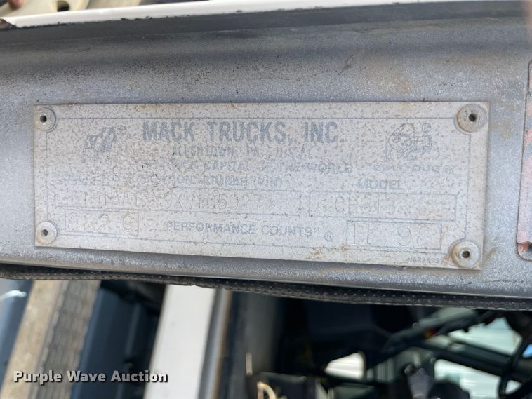 image for item JQ9738 1999 Mack CH613  semi truck