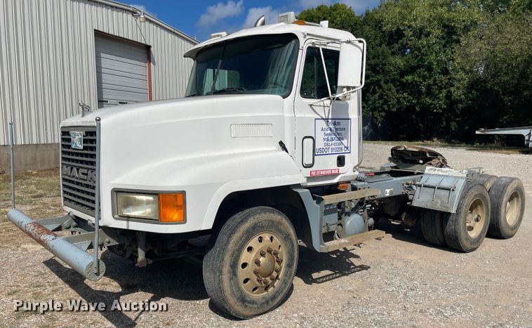 image for item JQ9739 2000 Mack CH613  semi truck