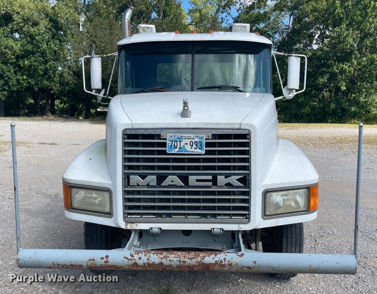 image for item JQ9739 2000 Mack CH613  semi truck