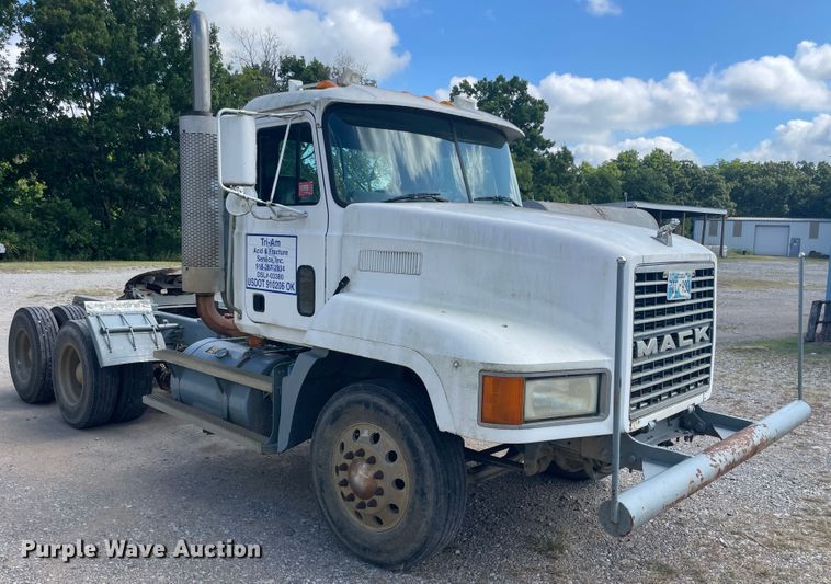 image for item JQ9739 2000 Mack CH613  semi truck