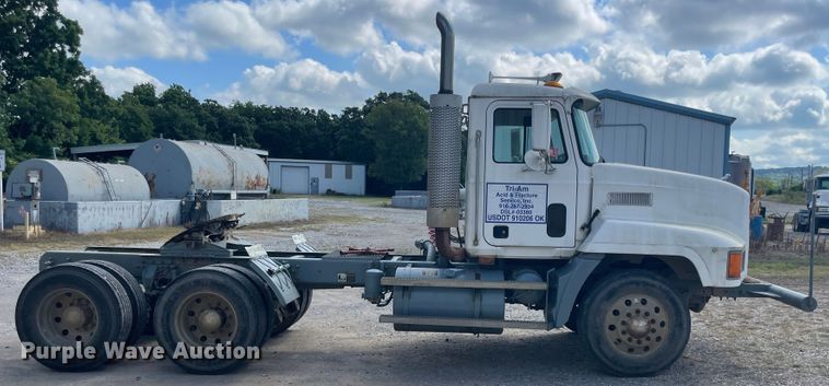 image for item JQ9739 2000 Mack CH613  semi truck
