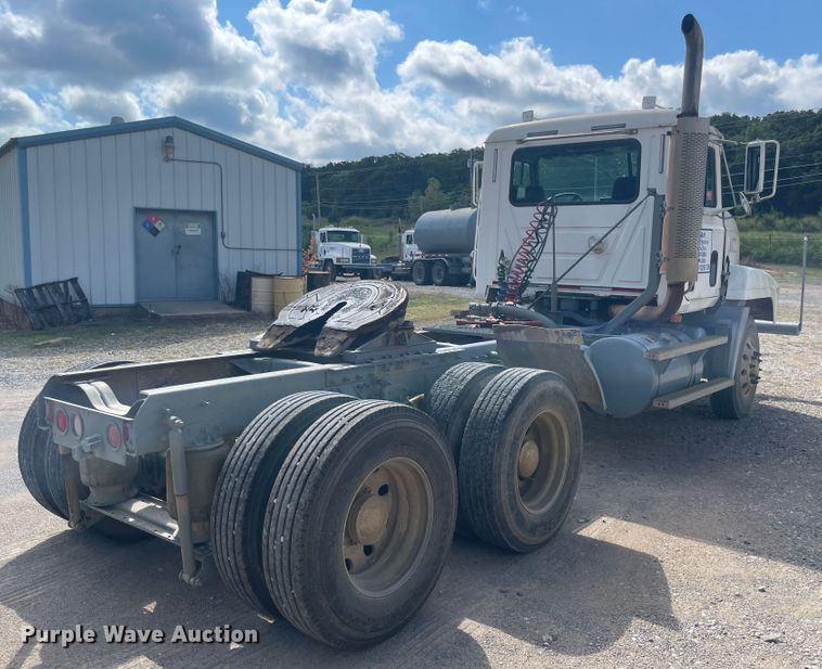 image for item JQ9739 2000 Mack CH613  semi truck