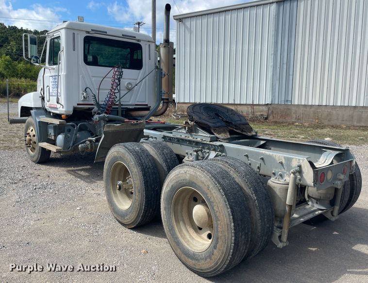 image for item JQ9739 2000 Mack CH613  semi truck