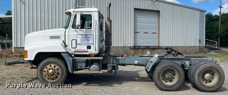 image for item JQ9739 2000 Mack CH613  semi truck