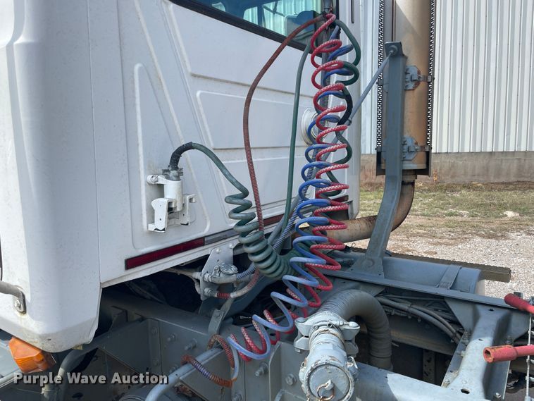 image for item JQ9739 2000 Mack CH613  semi truck