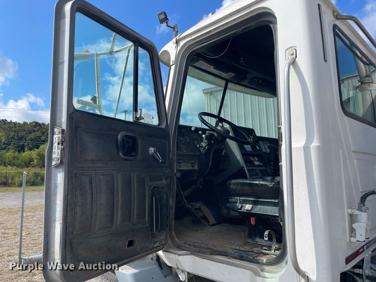 image for item JQ9739 2000 Mack CH613  semi truck