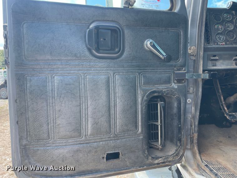 image for item JQ9739 2000 Mack CH613  semi truck