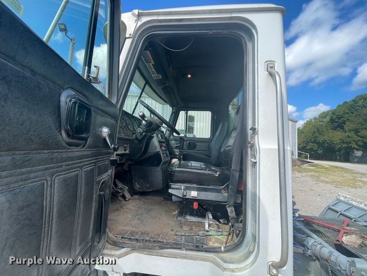 image for item JQ9739 2000 Mack CH613  semi truck