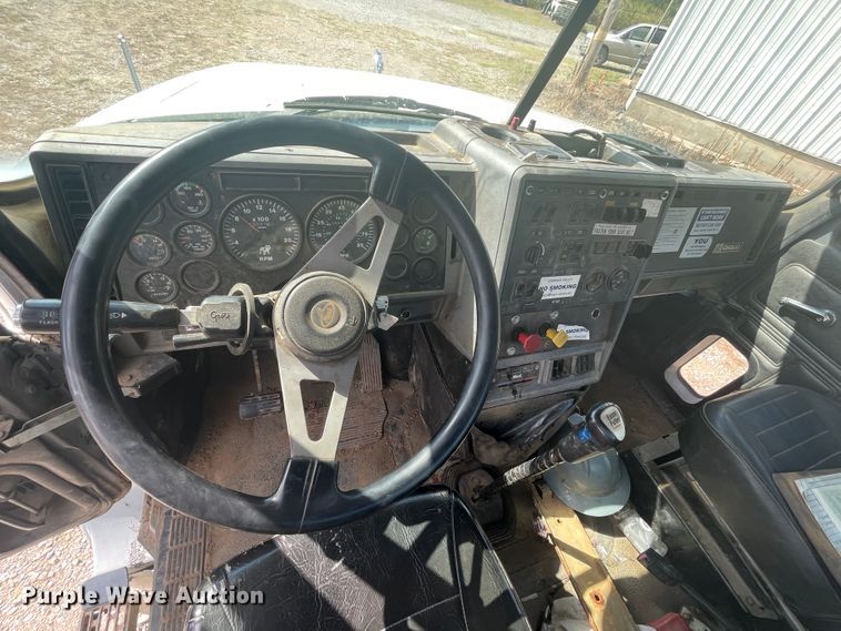 image for item JQ9739 2000 Mack CH613  semi truck