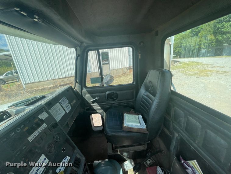 image for item JQ9739 2000 Mack CH613  semi truck