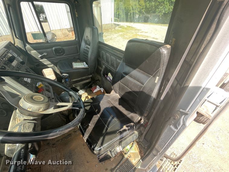 image for item JQ9739 2000 Mack CH613  semi truck