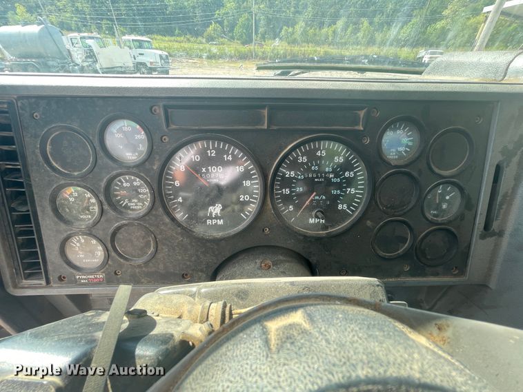 image for item JQ9739 2000 Mack CH613  semi truck