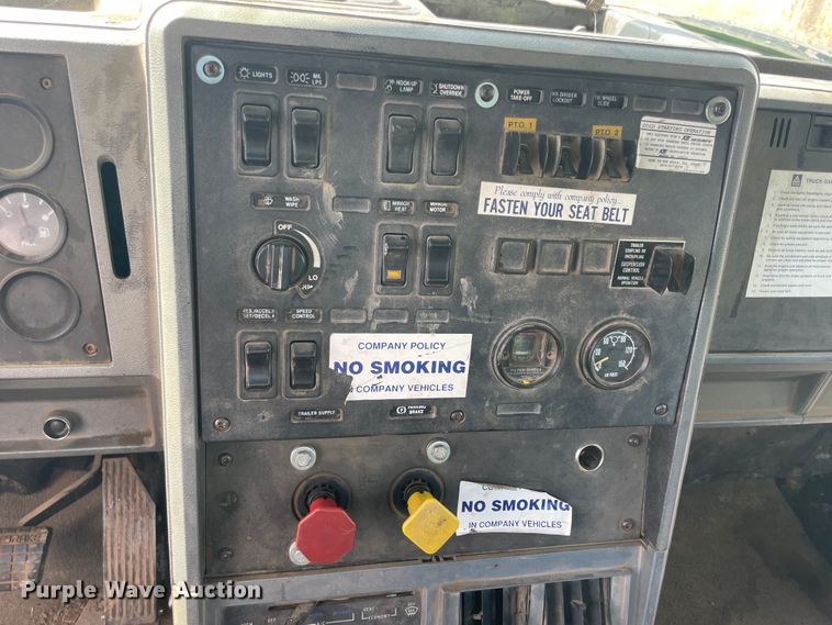 image for item JQ9739 2000 Mack CH613  semi truck