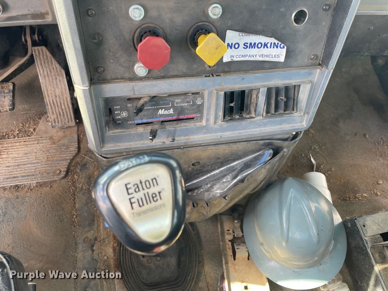 image for item JQ9739 2000 Mack CH613  semi truck