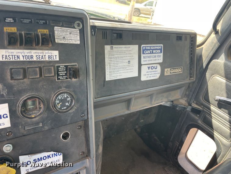 image for item JQ9739 2000 Mack CH613  semi truck