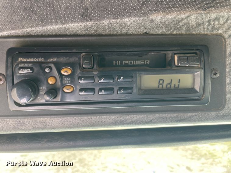 image for item JQ9739 2000 Mack CH613  semi truck