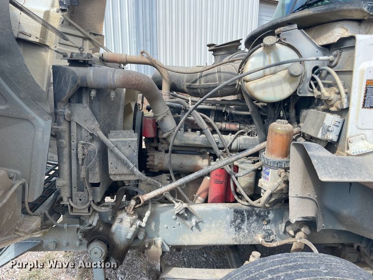 image for item JQ9739 2000 Mack CH613  semi truck