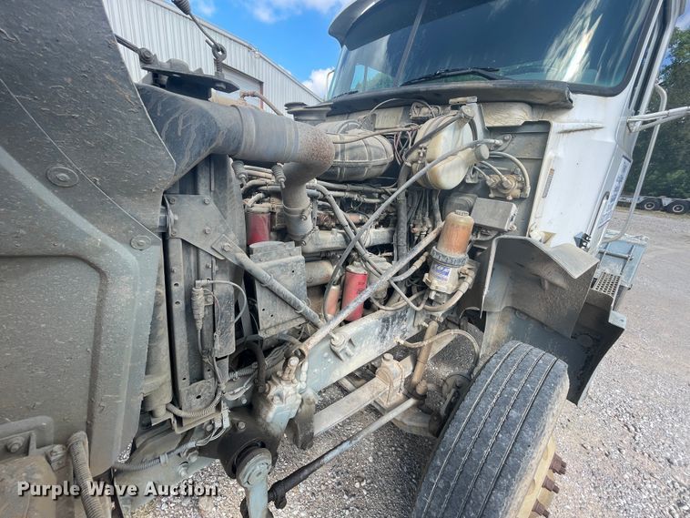 image for item JQ9739 2000 Mack CH613  semi truck