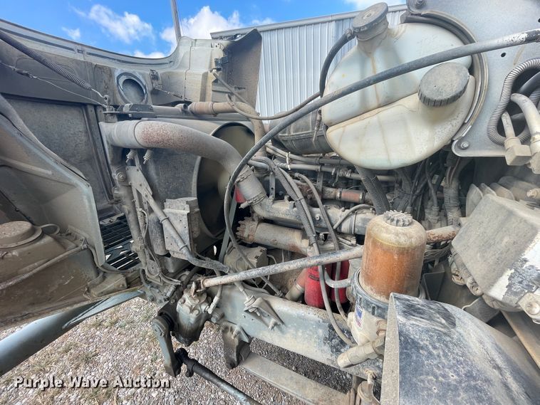 image for item JQ9739 2000 Mack CH613  semi truck