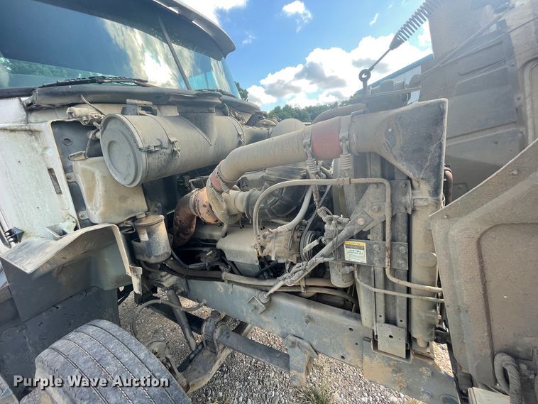 image for item JQ9739 2000 Mack CH613  semi truck