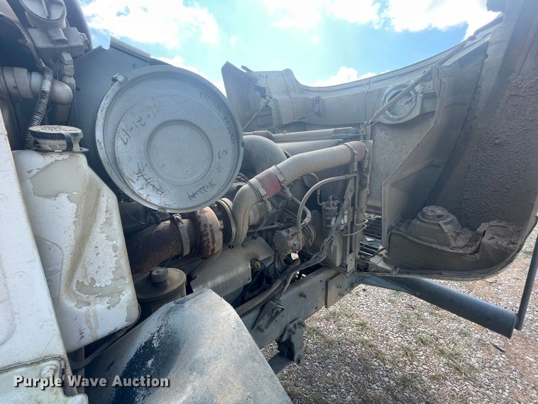 image for item JQ9739 2000 Mack CH613  semi truck