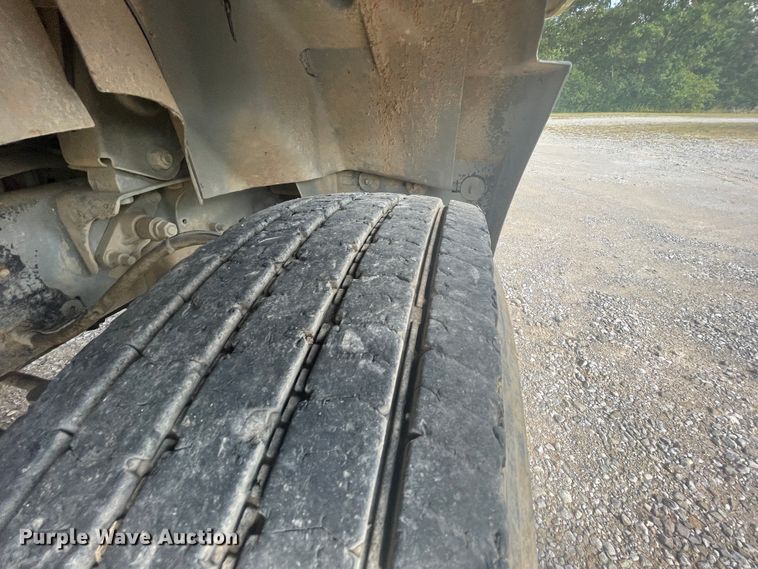 image for item JQ9739 2000 Mack CH613  semi truck