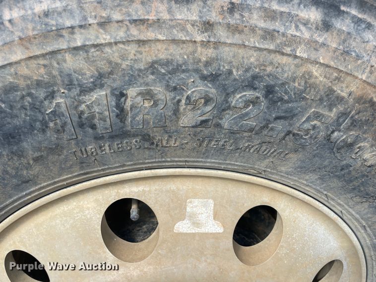 image for item JQ9739 2000 Mack CH613  semi truck