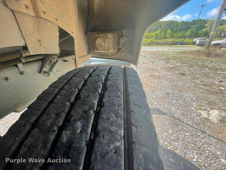 image for item JQ9739 2000 Mack CH613  semi truck