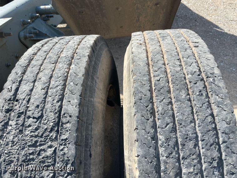 image for item JQ9739 2000 Mack CH613  semi truck