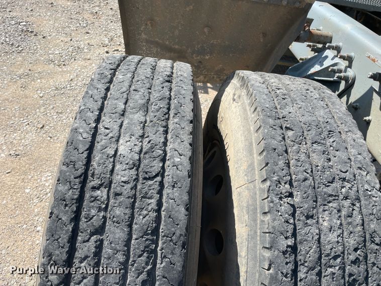 image for item JQ9739 2000 Mack CH613  semi truck